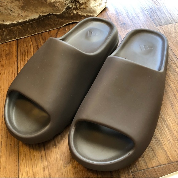 YEEZY SLIDE SIZE 12 BRAND NEW IN BOX DARK BROWN SOOT SANDAL BY ADIDAS - Picture 9 of 9
